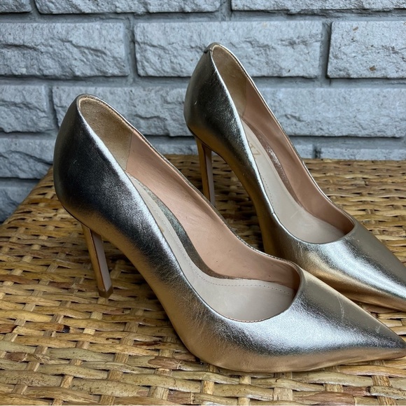 Shcutz Gold Pumps - Picture 5 of 8